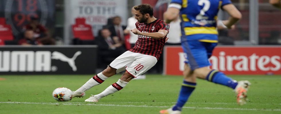 Milan formasını giyen milli futbolcumuz  Çalhanoğlu damga vurdu