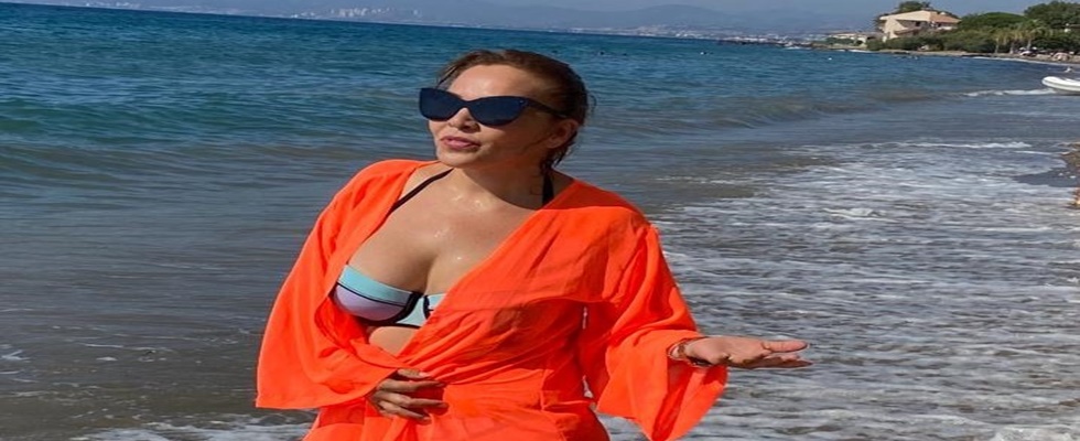 Güzel Şarkıcı Nüvit Yıldız, Tatil için Kuşadası’nda