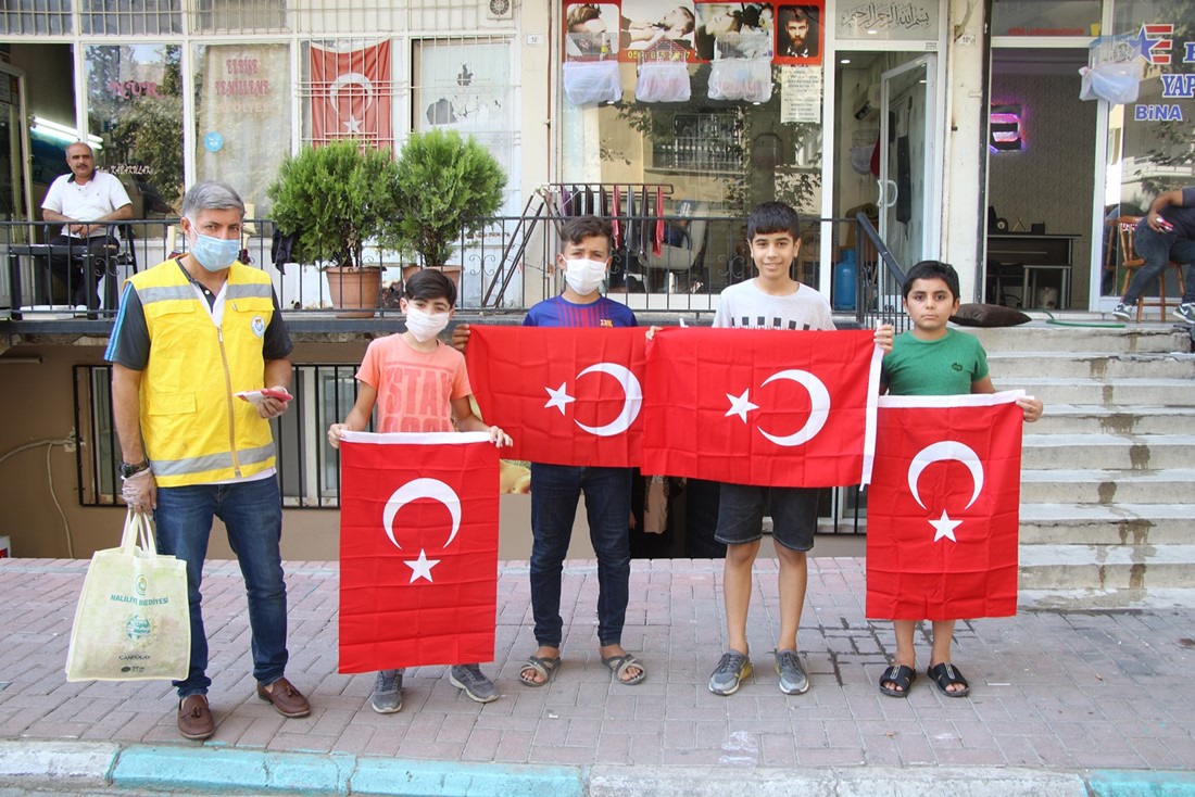 HALİLİYE’DEN GAZİLER GÜNÜ’NDE VATANDAŞLARA BAYRAK HEDİYESİ