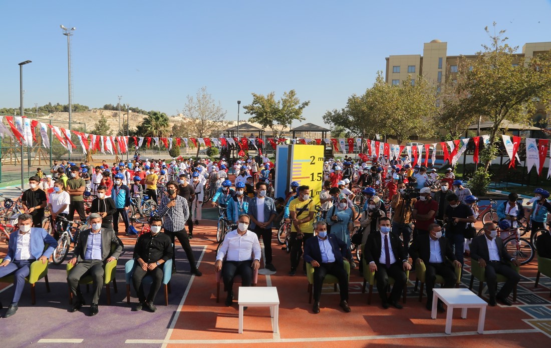 EYYÜBİYE BELEDİYESİ, YÜZLERCE SPORCUYU ÖDÜLLENDİRDİ.