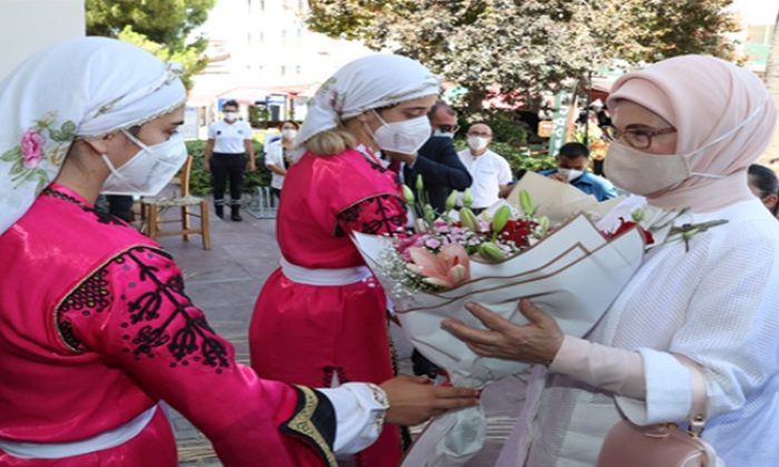 Emine Erdoğan, KKTC’de Girne Belediyesi Sosyal Yaşam Merkezi’ni ziyaret etti