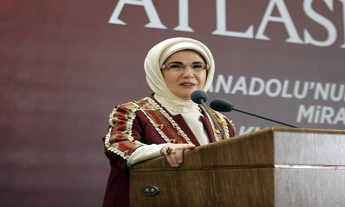 Emine Erdoğan, Türkiye Dokuma Atlası ilk sahne gösterimini izledi