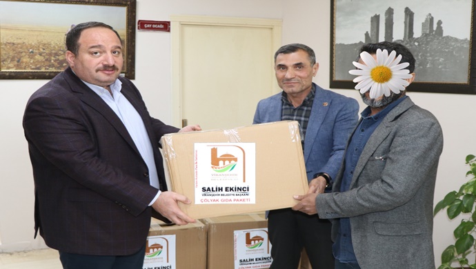 Viranşehir Belediye Başkanı Salih Ekinci, Çölyak hastalarına gıda paketlerini dağıttı