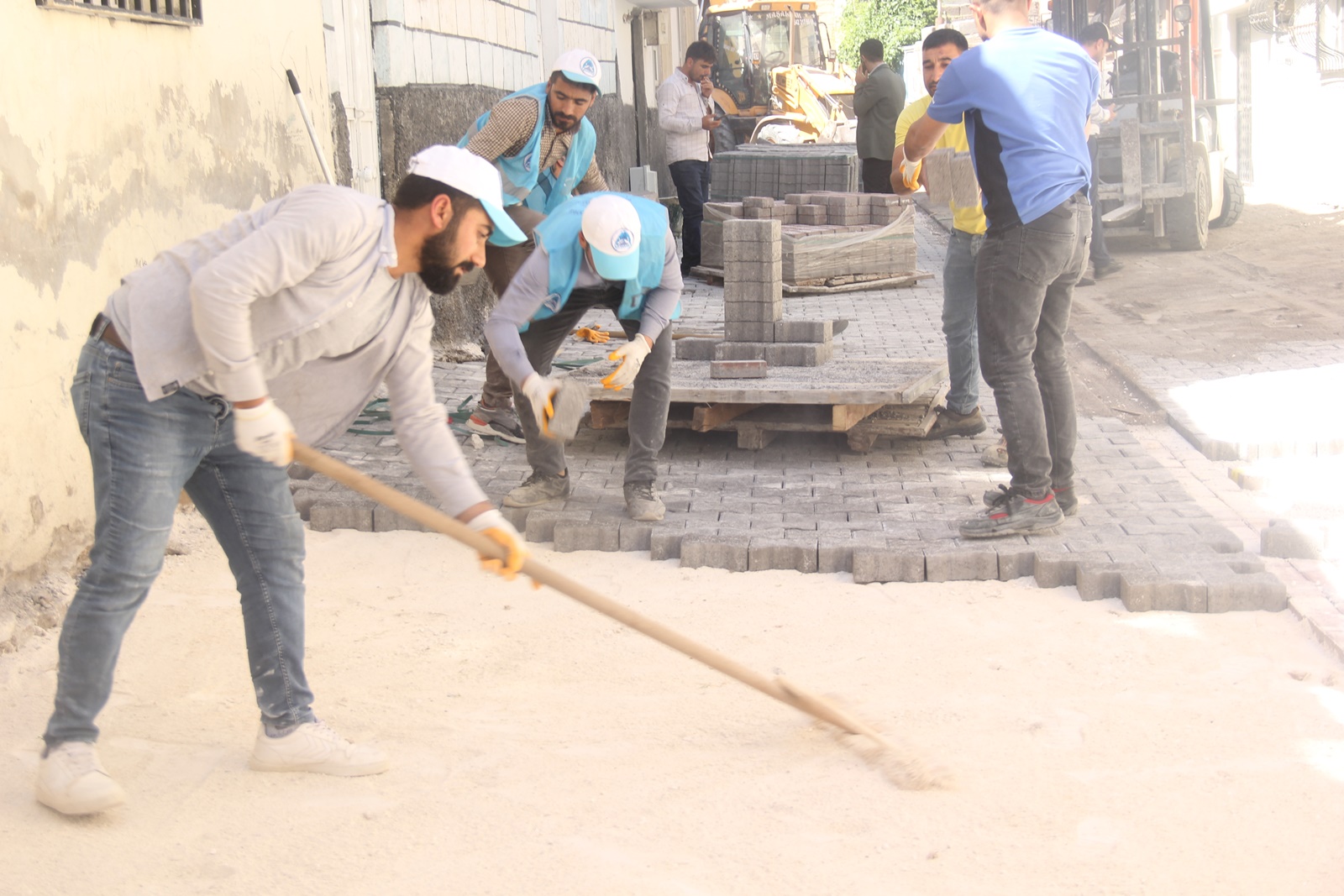 EYYÜBİYE BELEDİYESİ, YOL YAPIMINA ARALIKSIZ DEVAM EDİYOR