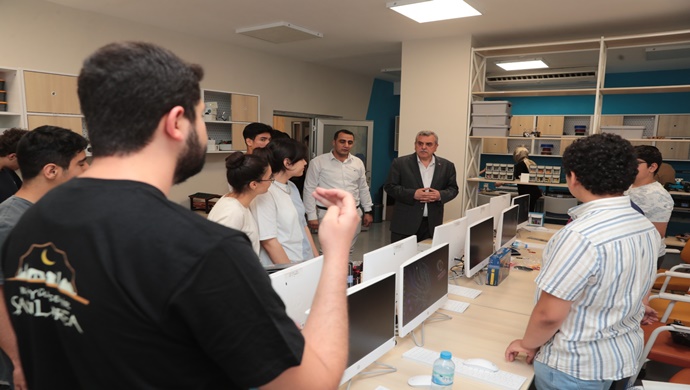 BAŞKAN BEYAZGÜL, “GENÇLERİMİZE GÜVENİYOR VE HER ZAMAN DESTEKLİYORUZ”