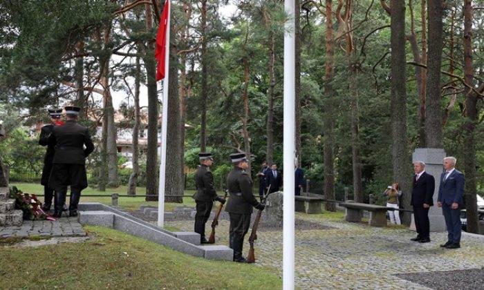 Letonya’daki Şehitliğe 17 Yıl Aradan Sonra İlk Ziyaret