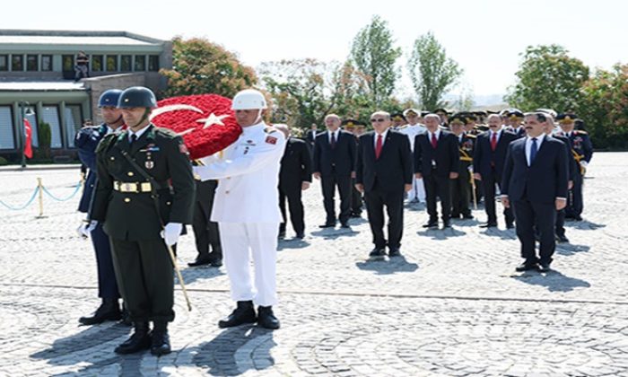 Cumhurbaşkanı Erdoğan, Devlet Mezarlığı’nı ziyaret etti