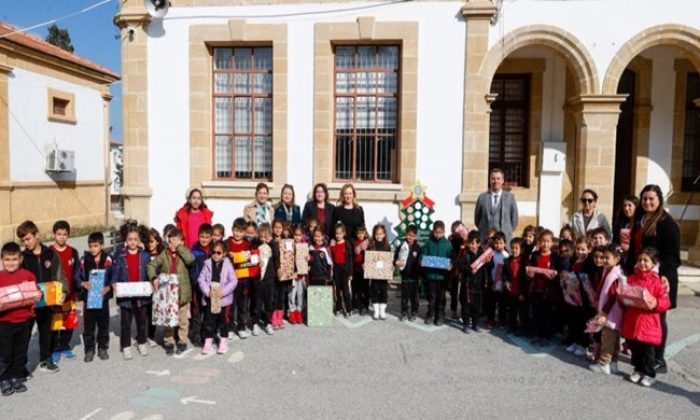 “Yeni Yıl Dilek Ağacı Projesi”, Alayköy İlkokulu’ndaki öğrencilerle buluştu. Cumhurbaşkanı Ersin Tatar’ın eşi Sibel Tatar, etkinlikteki konuşmasında vurguladı