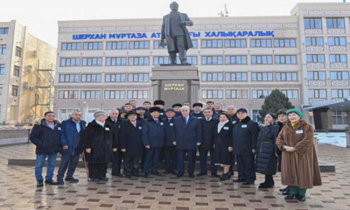 Президент возложил цветы к памятнику писателю Шерхану Муртазе