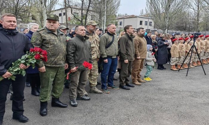 Андрей Турчак вместе с Денисом Пушилиным открыл памятник генерал-лейтенанту Роману Кутузову в Мариуполе