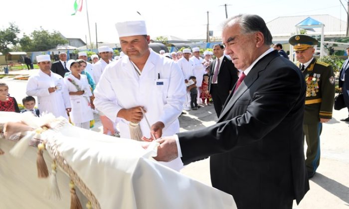 Rudaki ilçesinin Choryakkoron köyünde askeri personel için yeni bir konut binasının açılışı