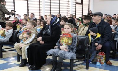 Birleşik Rusya aktivistleri Çeçen Cumhuriyeti’ndeki 1,5 binden fazla çocuğa Mutlu Yıllar diledi