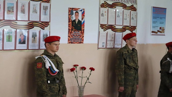 Birleşik Rusya, Novosibirsk bölgesindeki bir kırsal okulda SVO Kahramanı’nın anısına bir anıt plaket açtı