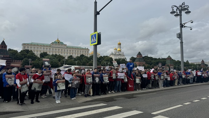 В Москве активисты МГЕР и «Волонтёрской Роты» выразили протест против проведения посольского приёма в Москве в честь дня рождения Короля Великобритании