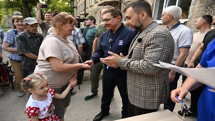 Владимир Якушев и Денис Пушилин вручили ключи от восстановленных квартир жителям Авдеевки