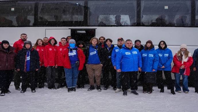 Birleşik Rusya Genç Muhafızları ve Gönüllü Bölük aktivistleri, Vatan Savunucuları Günü için tarihi bölgelerde kutlama etkinlikleri düzenliyor